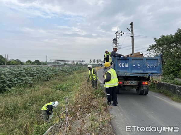 ▲小貨車偷倒菜渣和垃圾。（圖／環保局提供）