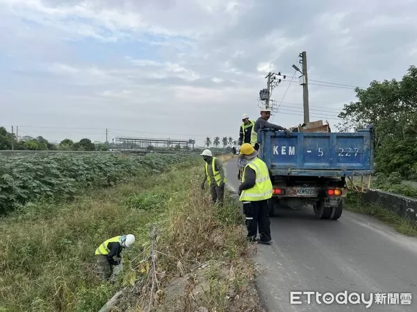 ▲小貨車偷倒菜渣和垃圾。（圖／環保局提供）
