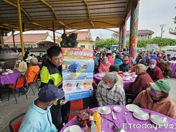 ▲東港警推「屏安同行」護琉球鄉長者交通安全。（圖／記者陳崑福翻攝）