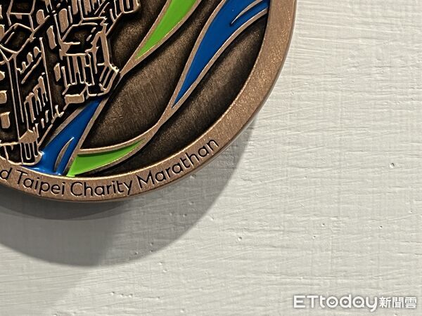 ▲2026年渣打馬拉松完賽獎牌搞烏龍，馬拉松英文竟拼成Marathan  。（圖／記者杜奕君攝）