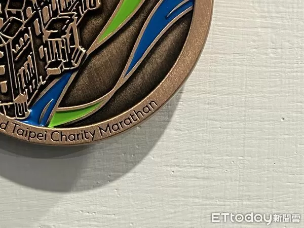 ▲2026年渣打馬拉松完賽獎牌搞烏龍，馬拉松英文竟拼成Marathan  。（圖／記者杜奕君攝）
