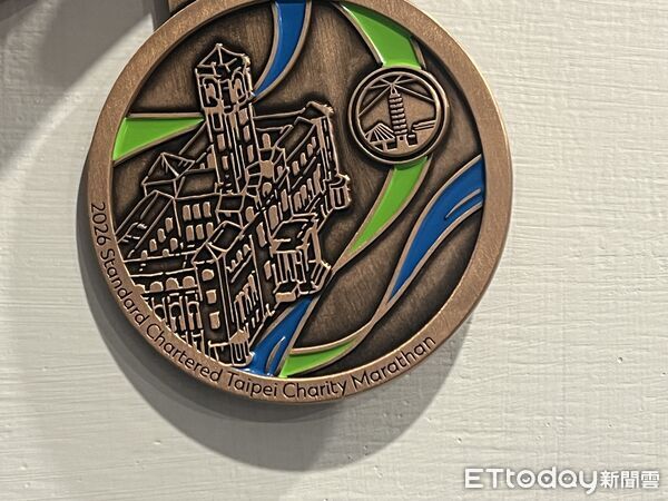 ▲2026年渣打馬拉松完賽獎牌搞烏龍，馬拉松英文竟拼成Marathan  。（圖／記者杜奕君攝）