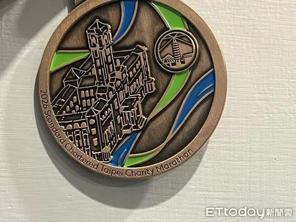 ▲2026年渣打馬拉松完賽獎牌搞烏龍，馬拉松英文竟拼成Marathan  。（圖／記者杜奕君攝）