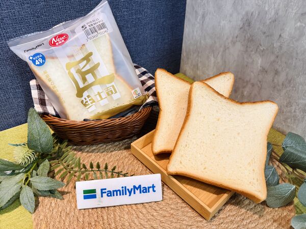 ▲▼全家與「蜷川實花展」跨界合作，即日起推出限定杯套，還有生土司、炸飯糰新品。（圖／業者提供）