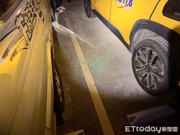 ▲▼陳男停在新莊區停車場的計程車，遭好友詹男砸毀車窗，監視器拍下詹男到停車場後下車             。（圖／記者陳以昇翻攝）