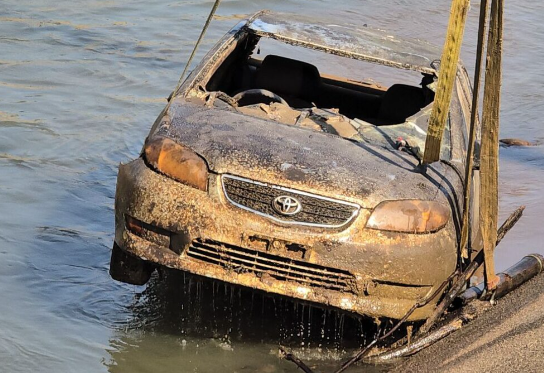 ▲▼水位下降廢車沉河底　驚見「駕駛座躺白骨」！泰男人間蒸發2年。（圖／翻攝自Khaosod）