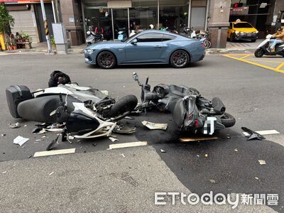 台中機車對撞！車身一度「立筊」2騎士慘摔　零件四散滿地機油
