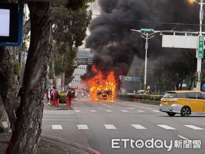 中壢聯結車突起火！車頭燒成火球　「一度擋國道視線」畫面曝光