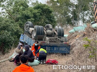南投深山嚴重車禍！肥料車翻下農田…車斗3移工噴飛　釀2死2傷