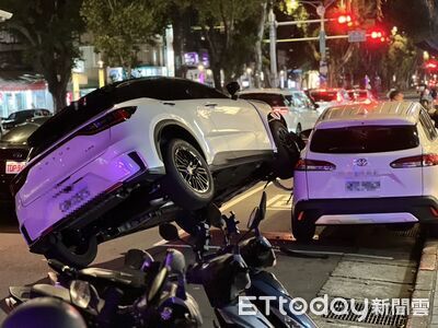 快訊／北市驚險事故！豪華休旅「爬上」違停車　騎士被捲入送醫