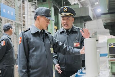 實地考察彈藥產線運作　國防部副部長鍾樹明視導202廠