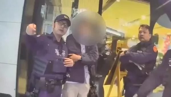 ▲網友拍下涉嫌在北市中山捷運站偷拍的杜男落網過程。（圖／翻攝網路）