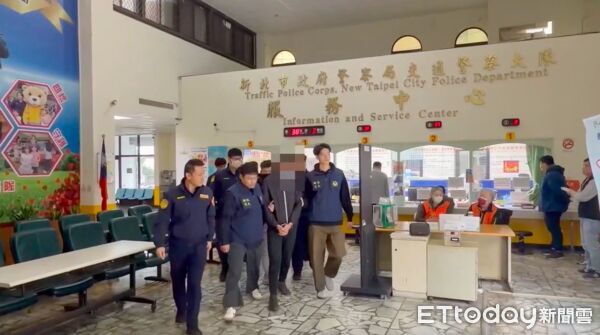 ▲▼楊男等人在五股區新五路燒胎競速，警方在楊男改裝車行將他逮捕，警方破門逮捕競速涉案人，全案將楊男等4人移送偵辦             。（圖／記者陳以昇翻攝）