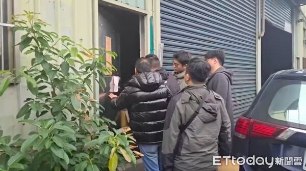 ▲▼楊男等人在五股區新五路燒胎競速，警方在楊男改裝車行將他逮捕，警方破門逮捕競速涉案人，全案將楊男等4人移送偵辦             。（圖／記者陳以昇翻攝）