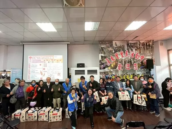 ▲因為有愛，天冷心卻暖，115年「扶輪有愛，迎向朝陽」再度關懷弱勢溫暖人心。(圖／郭昭巖議員辦公室提供。）