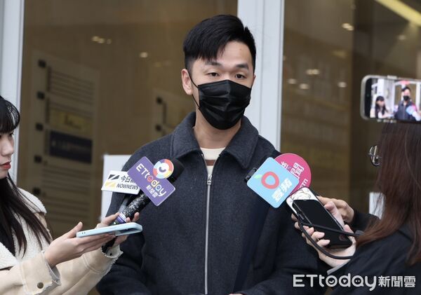 ▲林美秀(左)與許富凱香蕉。（圖／記者許靖騏攝）