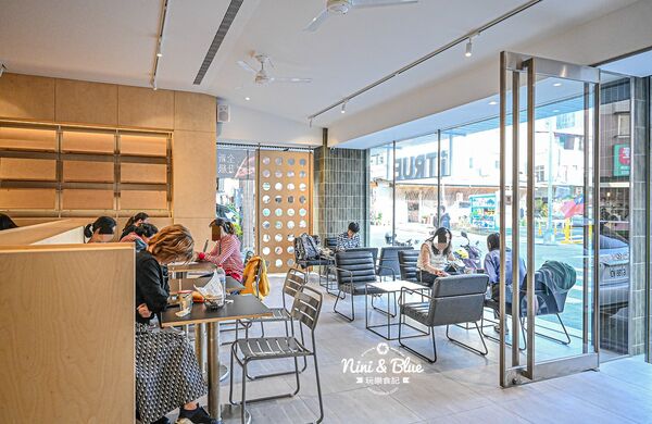 ▲▼台中寵物友善早午餐「艾初早餐勤美模範店」，鹹酥雞配咖啡。（圖／部落客NINI AND BLUE提供）