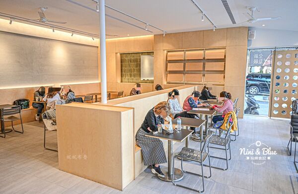 ▲▼台中寵物友善早午餐「艾初早餐勤美模範店」，鹹酥雞配咖啡。（圖／部落客NINI AND BLUE提供）