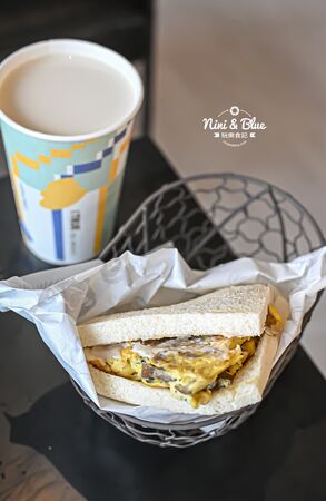 ▲▼台中寵物友善早午餐「艾初早餐勤美模範店」，鹹酥雞配咖啡。（圖／部落客NINI AND BLUE提供）