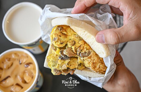 ▲▼台中寵物友善早午餐「艾初早餐勤美模範店」，鹹酥雞配咖啡。（圖／部落客NINI AND BLUE提供）