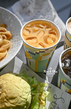 ▲▼台中寵物友善早午餐「艾初早餐勤美模範店」，鹹酥雞配咖啡。（圖／部落客NINI AND BLUE提供）