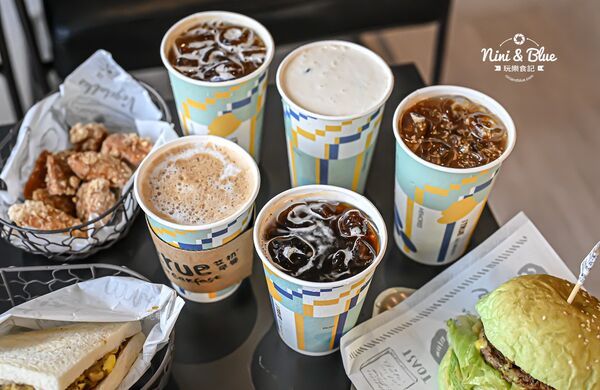 ▲▼台中寵物友善早午餐「艾初早餐勤美模範店」，鹹酥雞配咖啡。（圖／部落客NINI AND BLUE提供）
