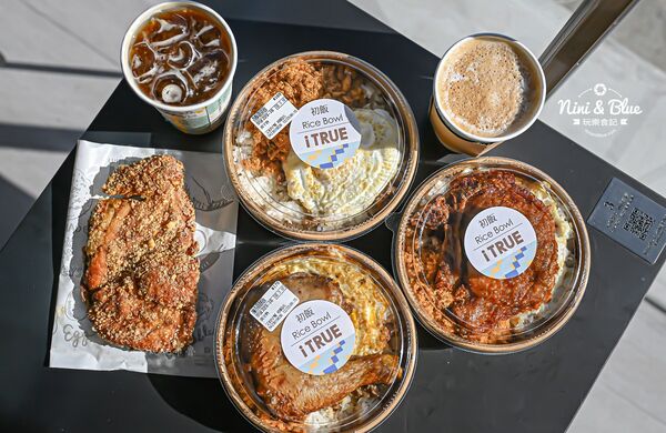 ▲▼台中寵物友善早午餐「艾初早餐勤美模範店」，鹹酥雞配咖啡。（圖／部落客NINI AND BLUE提供）