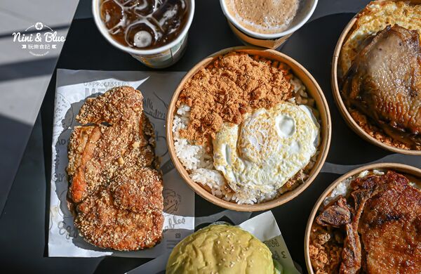 ▲▼台中寵物友善早午餐「艾初早餐勤美模範店」，鹹酥雞配咖啡。（圖／部落客NINI AND BLUE提供）