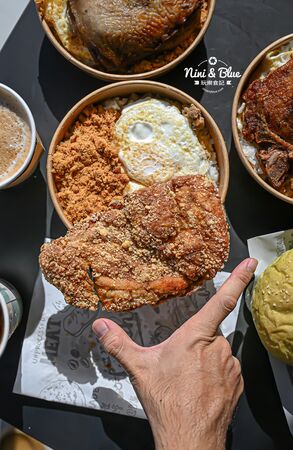 ▲▼台中寵物友善早午餐「艾初早餐勤美模範店」，鹹酥雞配咖啡。（圖／部落客NINI AND BLUE提供）