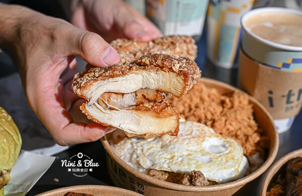 ▲▼台中寵物友善早午餐「艾初早餐勤美模範店」，鹹酥雞配咖啡。（圖／部落客NINI AND BLUE提供）