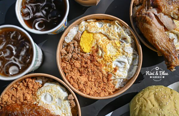 ▲▼台中寵物友善早午餐「艾初早餐勤美模範店」，鹹酥雞配咖啡。（圖／部落客NINI AND BLUE提供）