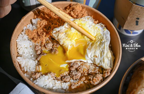 ▲▼台中寵物友善早午餐「艾初早餐勤美模範店」，鹹酥雞配咖啡。（圖／部落客NINI AND BLUE提供）