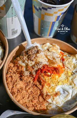 ▲▼台中寵物友善早午餐「艾初早餐勤美模範店」，鹹酥雞配咖啡。（圖／部落客NINI AND BLUE提供）