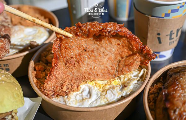 ▲▼台中寵物友善早午餐「艾初早餐勤美模範店」，鹹酥雞配咖啡。（圖／部落客NINI AND BLUE提供）