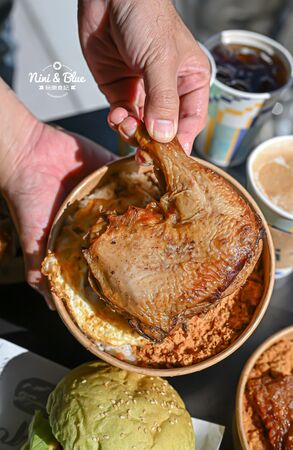 ▲▼台中寵物友善早午餐「艾初早餐勤美模範店」，鹹酥雞配咖啡。（圖／部落客NINI AND BLUE提供）