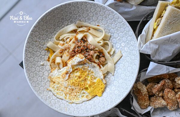 ▲▼台中寵物友善早午餐「艾初早餐勤美模範店」，鹹酥雞配咖啡。（圖／部落客NINI AND BLUE提供）