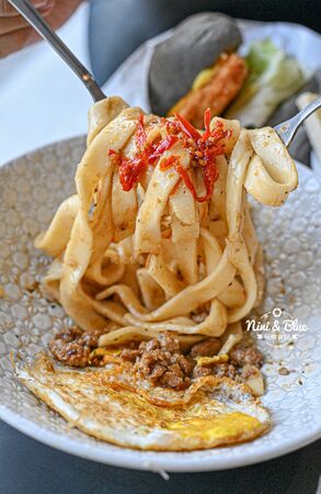 ▲▼台中寵物友善早午餐「艾初早餐勤美模範店」，鹹酥雞配咖啡。（圖／部落客NINI AND BLUE提供）