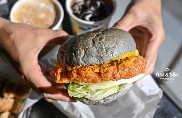 ▲▼台中寵物友善早午餐「艾初早餐勤美模範店」，鹹酥雞配咖啡。（圖／部落客NINI AND BLUE提供）