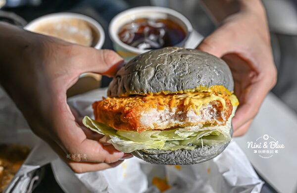 ▲▼台中寵物友善早午餐「艾初早餐勤美模範店」，鹹酥雞配咖啡。（圖／部落客NINI AND BLUE提供）