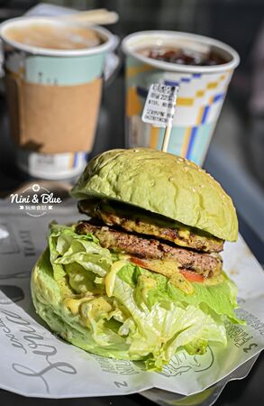 ▲▼台中寵物友善早午餐「艾初早餐勤美模範店」，鹹酥雞配咖啡。（圖／部落客NINI AND BLUE提供）