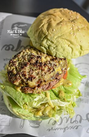 ▲▼台中寵物友善早午餐「艾初早餐勤美模範店」，鹹酥雞配咖啡。（圖／部落客NINI AND BLUE提供）