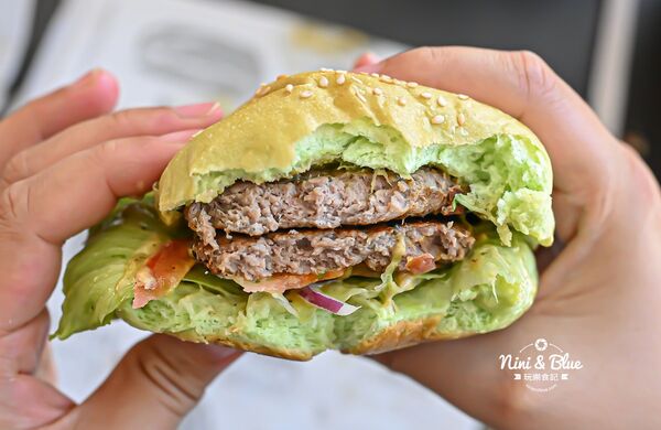 ▲▼台中寵物友善早午餐「艾初早餐勤美模範店」，鹹酥雞配咖啡。（圖／部落客NINI AND BLUE提供）