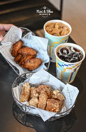 ▲▼台中寵物友善早午餐「艾初早餐勤美模範店」，鹹酥雞配咖啡。（圖／部落客NINI AND BLUE提供）