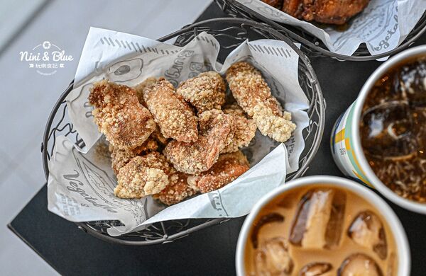 ▲▼台中寵物友善早午餐「艾初早餐勤美模範店」，鹹酥雞配咖啡。（圖／部落客NINI AND BLUE提供）