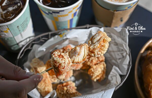 ▲▼台中寵物友善早午餐「艾初早餐勤美模範店」，鹹酥雞配咖啡。（圖／部落客NINI AND BLUE提供）