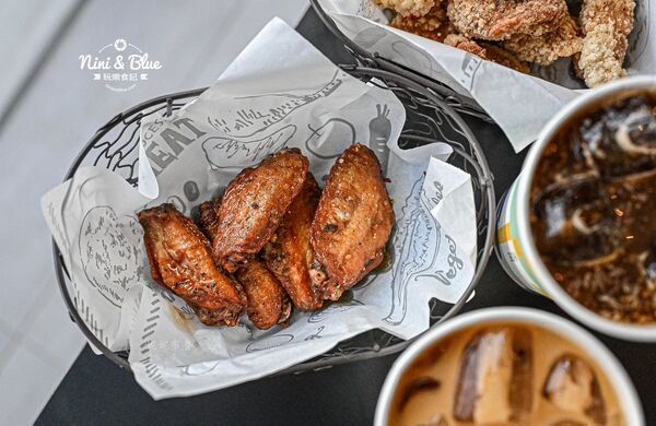 ▲▼台中寵物友善早午餐「艾初早餐勤美模範店」，鹹酥雞配咖啡。（圖／部落客NINI AND BLUE提供）