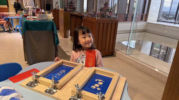 ▲台中麗寶樂園渡假區T11、T12 Hotel推出「馬力全開，送喜來」住房專案，四人同行每晚8,888元，含一泊一食、探索世界雙日券及天空之夢摩天輪搭乘券，大年初三、初四更開放旅客駕駛自家愛車，實際在國際級G2賽道上奔馳。（圖／業者提供）