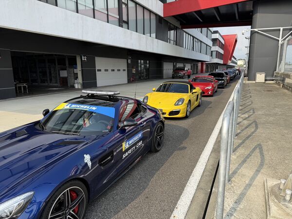 ▲台中麗寶樂園渡假區T11、T12 Hotel推出「馬力全開，送喜來」住房專案，四人同行每晚8,888元，含一泊一食、探索世界雙日券及天空之夢摩天輪搭乘券，大年初三、初四更開放旅客駕駛自家愛車，實際在國際級G2賽道上奔馳。（圖／業者提供）