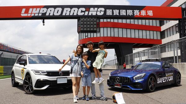 ▲台中麗寶樂園渡假區T11、T12 Hotel推出「馬力全開，送喜來」住房專案，四人同行每晚8,888元，含一泊一食、探索世界雙日券及天空之夢摩天輪搭乘券，大年初三、初四更開放旅客駕駛自家愛車，實際在國際級G2賽道上奔馳。（圖／業者提供）