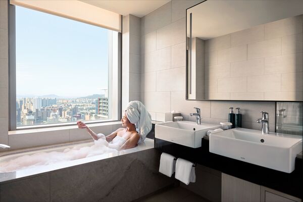 ▲台北新板希爾頓酒店祭出「GET YOUR LUCK」住房專案，即日起至3月31日，平日每晚3,990元起，入住即贈好運泡澡沐浴球盲盒。（圖／業者提供）